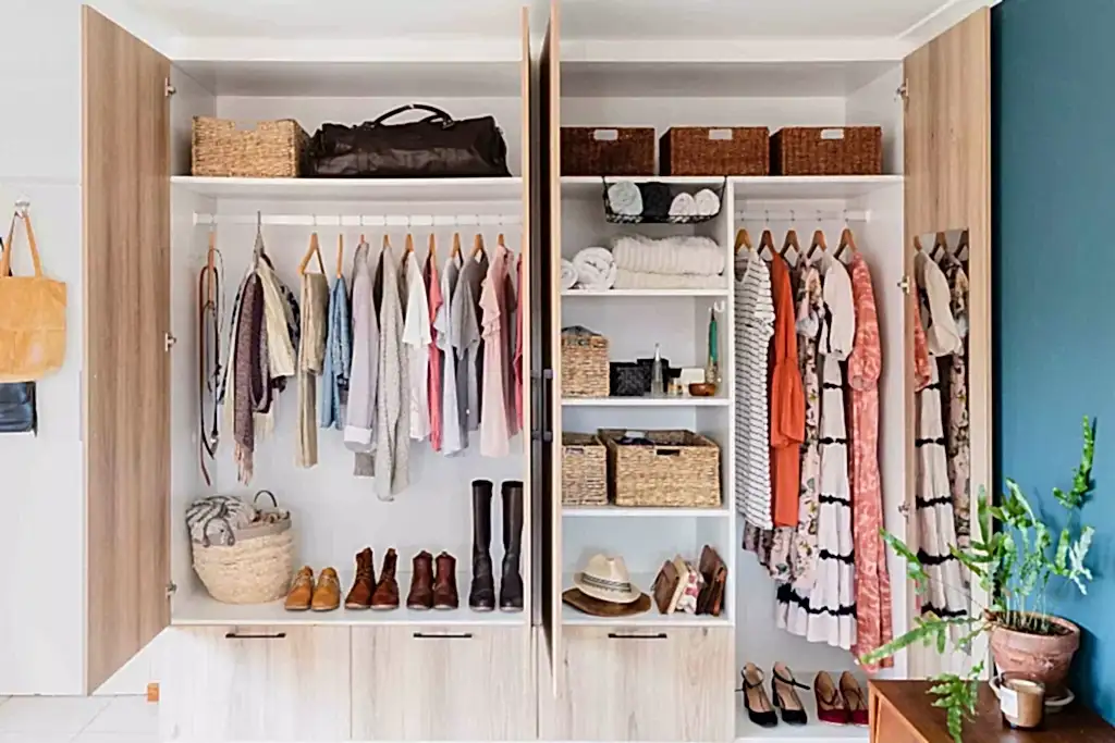 Hinge Wardrobe 17 Hinged wardrobe size and space available